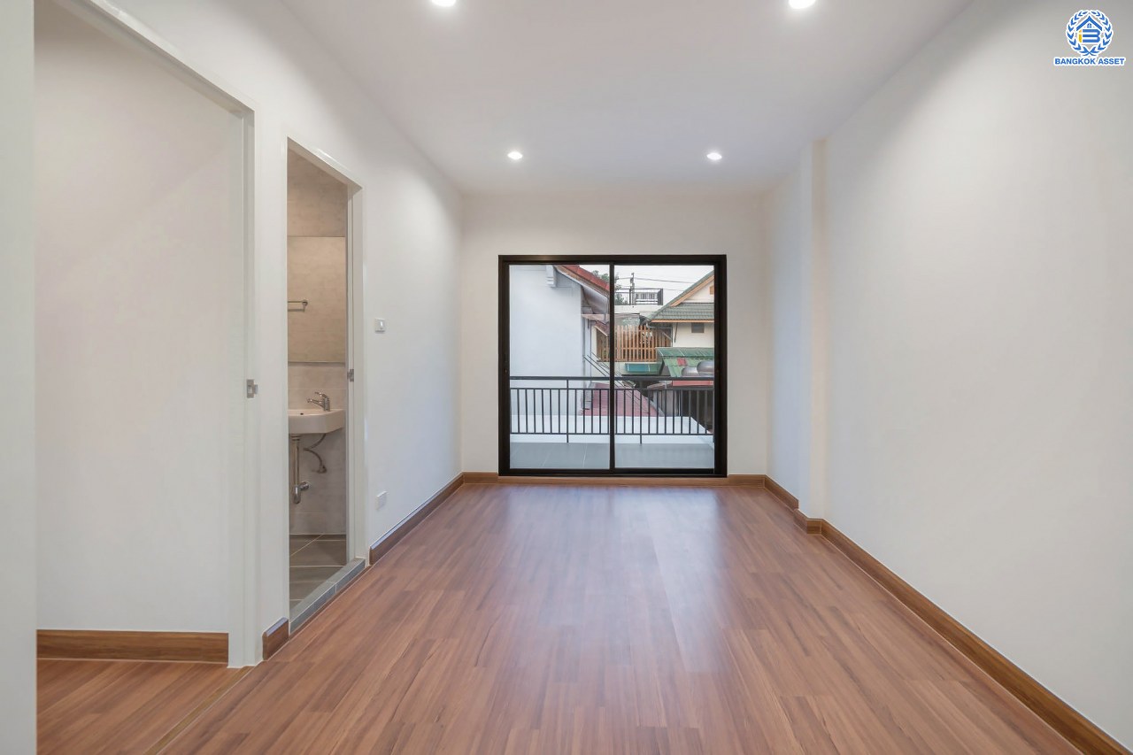 บ้านมือสองตกแต่งใหม่ ตกแต่งสไตล์ Nordic โครงการ กฤษดานคร18 บรมราชชนนี-พุทธมณฑลสาย3  เนื้อที่ 60 ตร.ว. บนพื้นที่ใช้สอยมากถึง 322 ตร.ม. อีกระดับของฟังก์ชัน 3 ห้องนอน 3 ห้องน้ำ 1 ห้องอเนกประสงค์ จอดรถได้ 3 คัน บรรยากาศสุด Private บนทำเลศักยภาพเชื่อมต่อหลายเส้นทาง ใกล้เซ็นทรัลปิ่นเกล้า ม.มหิดล และทางด่วน "ศรีรัช"